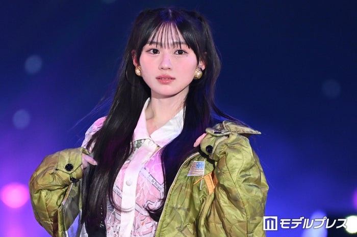 乃木坂46川崎桜、個性派レースシャツから美脚スラリ 迷彩柄ダウンで遊び心溢れる【ガルアワ2026SS】