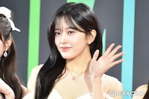 IVEユジン、美脚際立つミニスカショット絶賛の声「どの角度も美しすぎる」「メガネ姿新鮮」