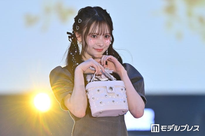 AKB48新センター・伊藤百花、美肌輝くオフショルワンピ姿披露「透明感がすごい」「天使みたい」と反響