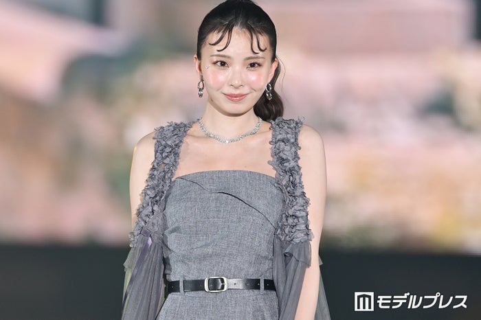 川口ゆりな、ガルアワ舞台裏ショットで美脚スラリのミニスカ姿「異次元の脚の長さ」「お洒落すぎる」と反響