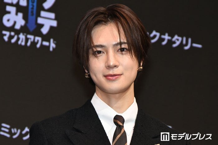 INI佐野雄大、OCTPATH＆MAZZELメンバーと「ギリギリ夜桜」鑑賞ショットに反響「カッコよすぎる3人」「ほぼ変装してなくてビックリ」