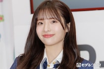 AKB48メンバー、美脚際立つミニスカコーデ「ガルアワ」オフショットに絶賛の声「スタイルレベチ」「さすがの着こなし」