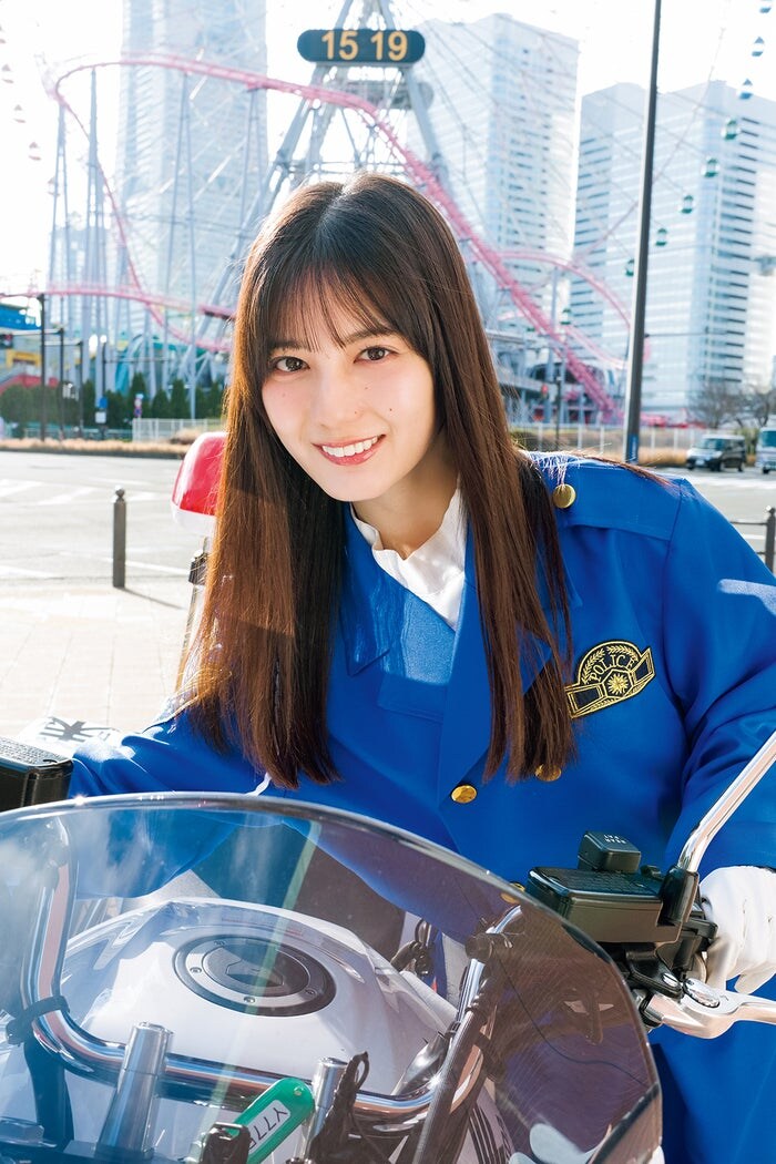 日向坂46小坂菜緒、白バイ隊員姿で劇場版コナンの聖地巡礼「週刊少年サンデー」表紙登場