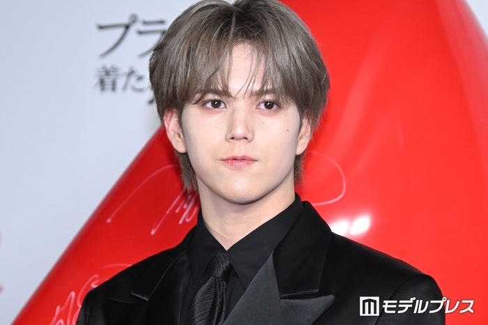 MAZZEL・RAN、赤がワンポイントのブラック衣装「プラダを着た悪魔２」期待ポイント明かす