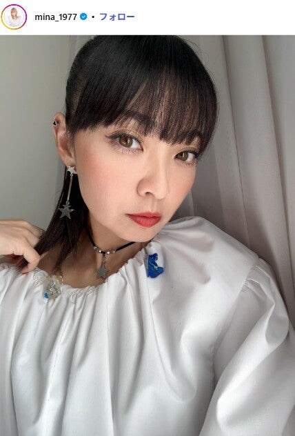 MAX・MINA、ニーハイブーツから美脚チラリ「スタイル良すぎ」「脚長い」の声