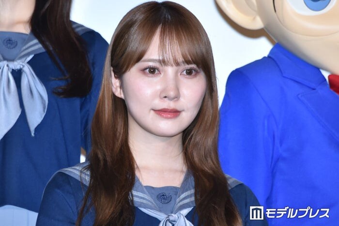 元日向坂46加藤史帆、ミニ丈から色白美脚輝く「脚長すぎ」「女神」と反響続々