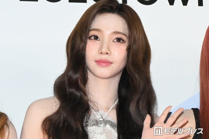 aespaカリナ、脚線美際立つスポーティーコーデ「全身のバランスが神」「ショートパンツが似合いすぎてる」の声