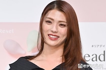 井手上漠、美デコルテ輝くオフショル姿で韓国満喫「ラインが美しすぎる」「おしゃれで似合ってる」と反響