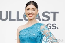 アンミカ「2人でモノトーン」夫との密着腕組みショットに絶賛の声「スタイル異次元」「映画のワンシーンみたい」