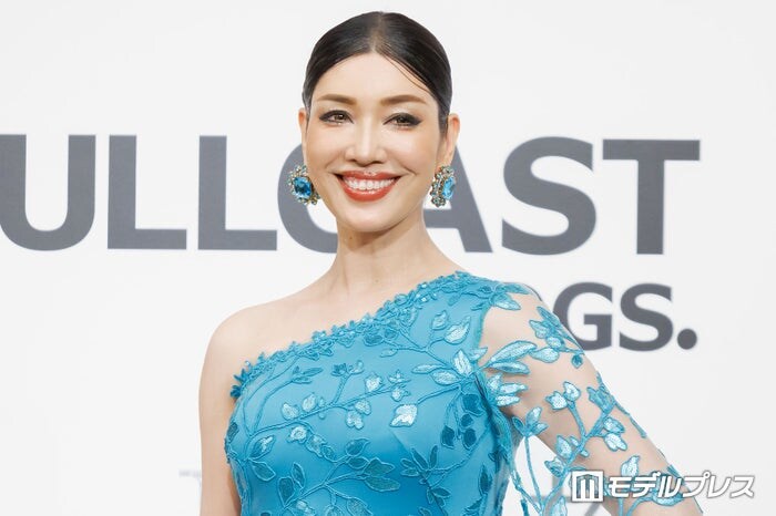 アンミカ「2人でモノトーン」夫との密着腕組みショットに絶賛の声「スタイル異次元」「映画のワンシーンみたい」