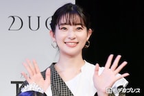 足立梨花、ミニスカから美脚際立つ「オシャレすぎます」「さすがの着こなし」
