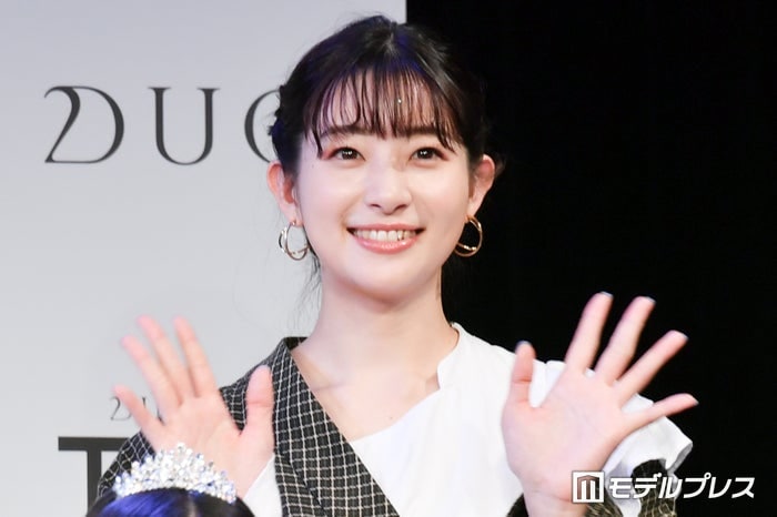 足立梨花、ミニスカから美脚際立つ「オシャレすぎます」「さすがの着こなし」