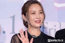 瀬戸朝香、ダークネイビーへのヘアチェンジ報告「雰囲気違う」「美しさが増してる」と絶賛の声