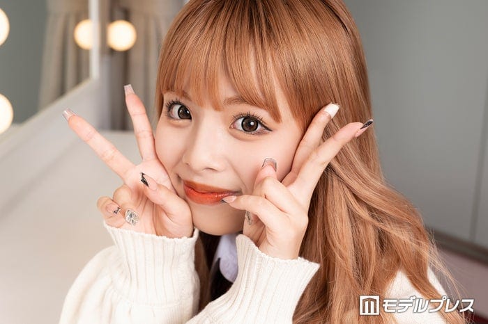 「今日好き」あいさ、ミニスカ×ガータータイツから美脚披露「脚のライン綺麗」「おしゃれ上級者」と反響