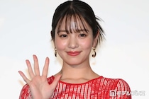 横田真悠、黒ホルターネックミニワンピで圧巻美脚披露「等身すごすぎ」「圧倒的な美しさ」