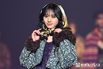 乃木坂46川崎桜、ミニスカ×ニーハイソックス衣装姿で美脚際立つ「透明感凄い」「スタイル良い」