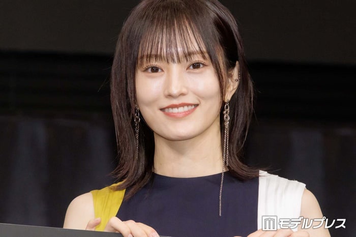 山本彩、変形ボトムスから美脚スラリ「スリットがセクシー」「さや姉にしか着こなせない衣装」と絶賛の声