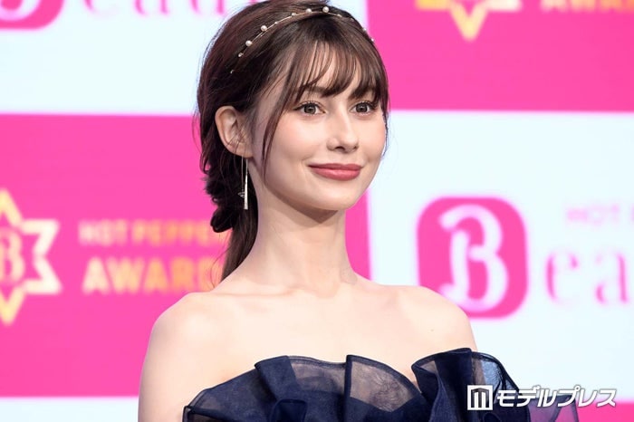 ダレノガレ明美、変形トップスから美デコルテ輝く「華奢」「女神降臨」とファン絶賛