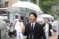 仲野太賀＆池松壮亮、“豊臣兄弟”が「博多どんたく 港まつり」に出陣 雨の沿道歩き盛り上げる