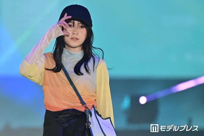 市川團十郎の長女・堀越麗禾、アシメスカート着こなしランウェイ「カッコいい」「スタイル抜群」【ガルアワ2026SS】