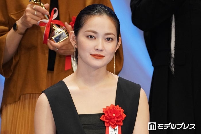 人気女優、“衝撃”眉毛全剃りショット公開「覚悟がすごい」「ギャップ」