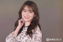 櫻坂46守屋麗奈、ミニワンピ×白タイツで美脚披露「清楚なお嬢様」「スラッとしててスタイル抜群」と絶賛の声