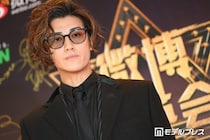 赤西仁、若かりし頃の父を初顔出し「鼻と輪郭がそっくり」「めちゃくちゃモテそう」と反響続々
