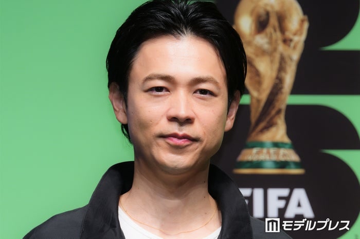 成田凌、アンバサダー就任&憧れのアーティストと共演に喜び「軸に幼少期を過ごしていた」「こんな時があるなんて…」
