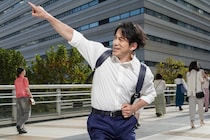 岡田准一、マック「プレミアムローストアイスコーヒー」新CMにサラリーマン役で登場 名曲「TOKIO」に乗せ華麗なステップ披露