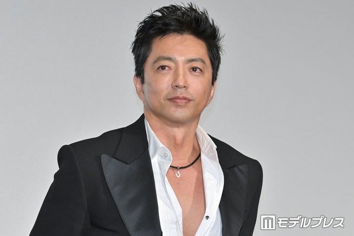 大沢たかお、シンプルコーデ＆“変装なし”で横須賀駅ホームショット公開「爽やかすぎる」「遭遇したい」と反響