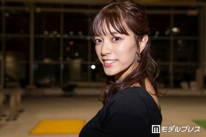 テレ朝・三谷紬アナ、令和ロマンのグッズ着こなした美脚コーデ&3ショット公開「脚長い」「スタイル抜群」と絶賛の声