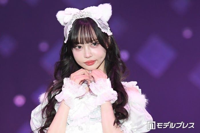 中村雅俊の三女・中村里砂、“耳＆尻尾つき”白猫風ミニドレスで観客魅了【サツコレ2026S/S】