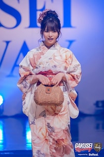 元ばんばんざい流那の妹・莉那（りな）、お団子ヘア×大ぶり髪飾りで魅力放出「何でも似合う」「新鮮」と反響【学生ランウェイ】