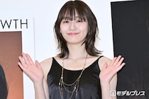 浅川梨奈、ミニスカ私服から美脚スラリ「色白で綺麗」「着こなしがおしゃれ」の声