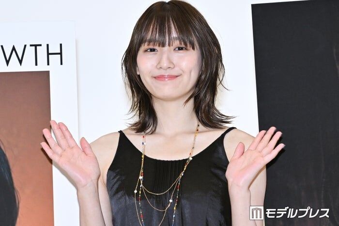 浅川梨奈、ミニスカ私服から美脚スラリ「色白で綺麗」「着こなしがおしゃれ」の声