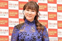 浅野ゆう子、美脚映える衣装姿に熱視線「オーラすごい」「美しすぎる」