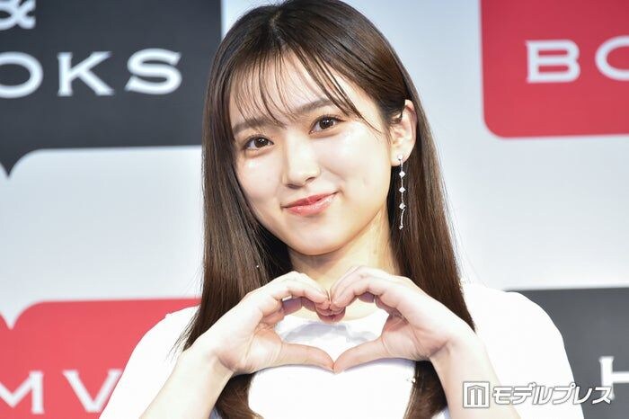 矢吹奈子、美脚際立つデニムミニスカコーデ披露「透明感すごい」「スタイル抜群」と反響