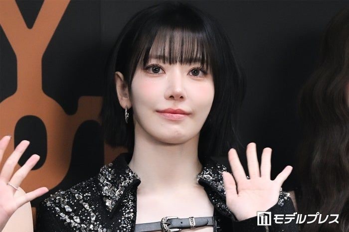 LE SSERAFIMサクラ、ピンクヘアカムバックに反響「やっぱり似合う」「お姫様みたい」