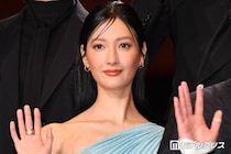 菜々緒、真紅ドレスでの書道姿披露 美文字に反響「達筆すぎる」「姿も文字もかっこいい」