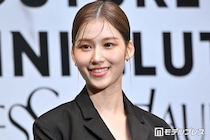 TWICEサナ、美脚＆胸元のぞく衣装姿にファン悶絶「スタイル最強」「セクシー」