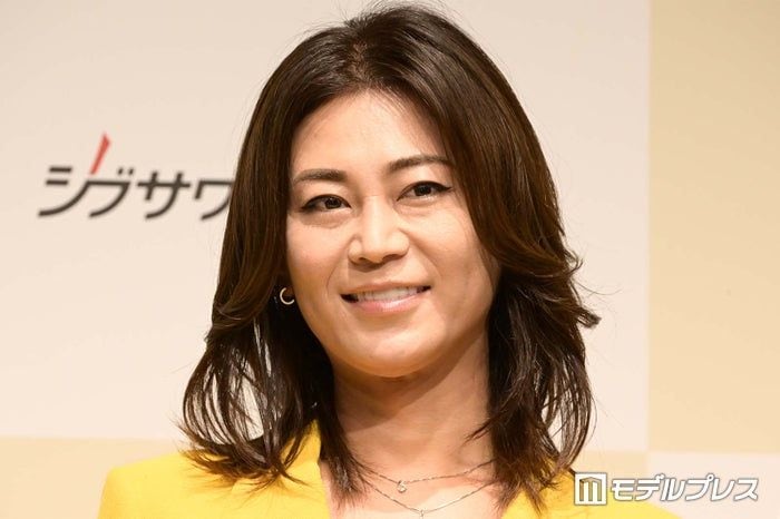 氷川きよし、デコルテ全開の日光浴ショット公開「お肌ツヤツヤ」「眩しい」と反響