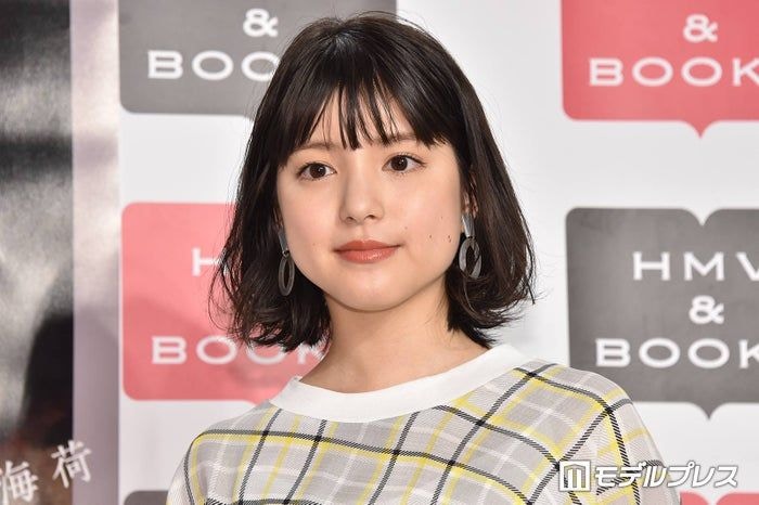 川島海荷「ちょうど半年前に結婚式を挙げました」ウエディングドレス姿披露 夫は競泳・中村克選手