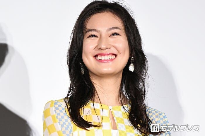 恒松祐里、胸元ざっくりウエディングドレス姿披露 ドラマオフショに「まさに女神様」「デコルテが綺麗」と反響