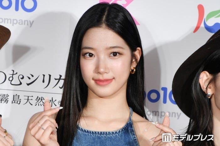 LE SSERAFIMカズハ、美ウエスト全開のミニ丈衣装披露「女神ボディ」「まるで彫刻みたい」