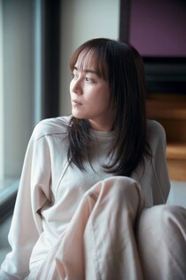 比嘉愛未、“ほぼすっぴん”でカメラに向かう 初エッセイ集「またね。」帯文も公開「私は人に執着しないはずなんですが」