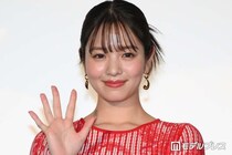横田真悠、膝丈オールインワン衣装から美脚スラリ「スタイルレベチ」「綺麗で格好良くて憧れ」の声