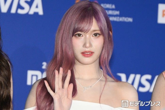 IVEイソ、ミニ丈からほっそり美脚際立つ「スタイルレベチ」「透明感すごい」と反響