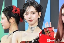 aespaカリナ、鮮やか緑髪メッシュで魅せる圧巻ビジュアル「個性的な色でも似合う」「カラコンとアクセの色合わせも完璧」の声