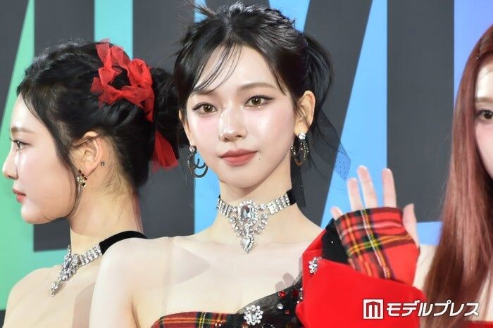 aespaカリナ、鮮やか緑髪メッシュで魅せる圧巻ビジュアル「個性的な色でも似合う」「カラコンとアクセの色合わせも完璧」の声