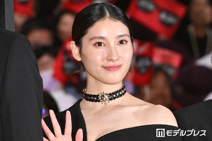 土屋太鳳、娘との2ショット公開「どんどん大きくなって」「映画のワンシーンみたい」と反響
